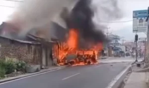Diduga Konsleting Saat Isi BBM, Satu Unit Mobil Terbakar Dan Membakar Tiga Kios. Foto Tangkapan Layar