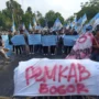Demonstrasi DPD KNPI Kabupaten Bogor di Gerbang Tegar Beriman, Kabupaten Bogor (9/10).