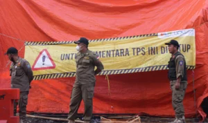 Harus Maksimal, Ema Sumarna Minta Semua Elemen Fokus Urus Sampah! Imbas pembatasan penganggkutan sampah ke TPA Sarimukti, TPS Pasar Sederhana ditutup sementara dan dijaga petugas secara berkala di Jalan Jurang, Kota Bandung. (Pandu Muslim/Jabar Ekspres)