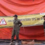 Imbas pembatasan penganggkutan sampah ke TPA Sarimukti, TPS Pasar Sederhana ditutup sementara dan dijaga petugas secara berkala di Jalan Jurang, Kota Bandung. (Pandu Muslim/Jabar Ekspres)