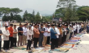 Pemerintah Daerah Gelar Shalat Istisqa di Halaman Induk Pusat Pemerintahan Kabupaten Sumedang, Selasa 10 Oktober 2023. (Je/ dedi)