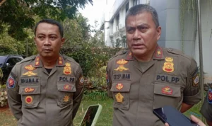 Kasatpol PP Kabupaten Bogor Cecep iman didampingi Kabid Penertiban Rhama Khodara saat memberikan keterangan kepada awak media. Foto : Sandika Fadilah/Jabarekspres.com