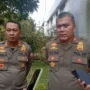 Kasatpol PP Kabupaten Bogor Cecep iman didampingi Kabid Penertiban Rhama Khodara saat memberikan keterangan kepada awak media. Foto : Sandika Fadilah/Jabarekspres.com