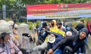 TFG Pilwu dan Simulasi Sispamkota Operasi Mantap Brata Lodaya 2023 di Stadion Watubelah, Cirebon.