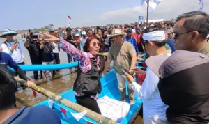 Menteri Pertahanan, Prabowo Subianto bersama mantan Menteri Kelautan dan Perikanan, Susi Pudjiastuti saat momen naik perahu bersama milik nelayan di Pantai Pangandaran Jawa Barat, Rabu 11 Oktober 2023.