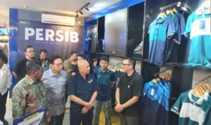 Menyoal Social Commerce dan Praktek Bakar Uang, Apa Tanggapan Menkop-UKM? Menkop-UKM, Teten Masduki saat mengunjungi Graha Persib pada Rabu 11 Oktober 2023 (Sadam/Jabar Ekspres)