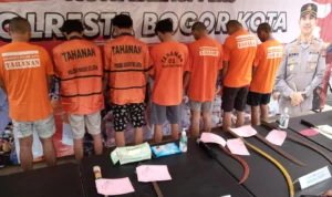 Kapolresta Bogor Kota, Kombes Pol Bismo Teguh Prakoso saat berbincang dengan para tersangka tindak pidana senjata tajam, Rabu (11/10).