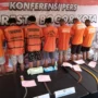 Kapolresta Bogor Kota, Kombes Pol Bismo Teguh Prakoso saat berbincang dengan para tersangka tindak pidana senjata tajam, Rabu (11/10).