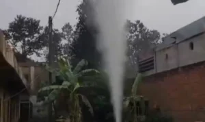 BREAKING NEWS! Ada Semburan Gas Akibat Galian Sumur di Bogor Semburan gas alam di sebuah galian sumur di Bogor.