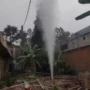 Semburan gas alam di sebuah galian sumur di Bogor.