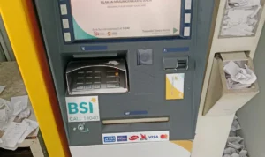 Kondisi ATM BSI UIN Bandung yang cukup mengganggu kenyamanan.
