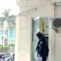 Seorang mahasiswi UIN Bandung keluar dari ATM BSI UIN Bandung.