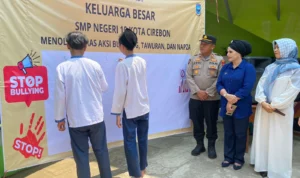 Deklarasi Anti Bullying, SMPN 10 Kota Cirebon Bentuk Satgas Murid SMPN 10 Kota Cirebon tanda tangani deklarasi anti bullying, disaksikan oleh kepala sekolah dan Ketua KPAID Kab Cirebon, Kamis (12/10).