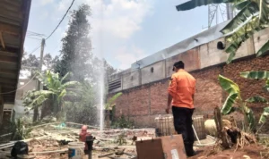 Semburan gas alam di sebuah galian sumur di Bogor.