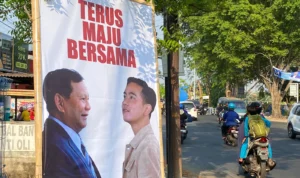 Baliho foto Gibran Rakabuming Raka berhadapan dengan Prabowo Subianto, di Jalan Pangeran Cakrabuana Foto Ayu Jabar Ekspres