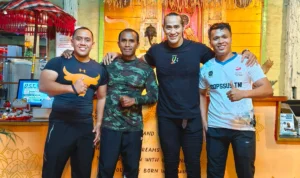 (Dari Kiri ke Kanan) Bang Ismail bersama dengan Kapten Inf. Endik S. Hehanussa, Ade Rai, dan Serda Mar. Laode Yasin di Rai Fitness Bandung setelah olahraga bersama.