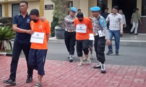 Jajaran Polresta Bogor Kota saat menggiring para tersangka tindak pidana pencabulan, Jumat (13/10).