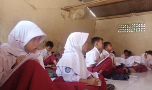 Suasana belajar murid SDN Cidokom 2, Kabupaten Bogor di Mushalla.