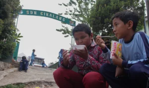 Dua siswa SDN Cikalang di wilayah Cileunyi Kulon, Kecamatan Cileunyi, Kabupaten Bandung saat beraktivitas. Lahan sekolah tersebut saat ini tengah digugat oleh ahli waris. (Pandu Muslim/Jabar Ekspres)
