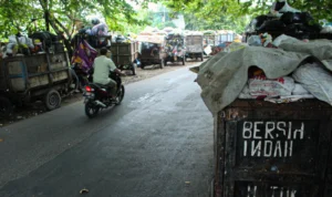 Motor pengangkut sampah mengantre menunggu giliran di TPS Panyileukan Kota Bandung. (Pandu Muslim/Jabar Ekspres)
