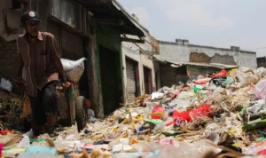Warga Ngeluh Soal Tumpukkan Sampah di Kabupaten Bandung: Padahal Tak Telat Bayar.. Petugas mengangkut sampah di TPS Pasar Sehat Cileunyi, Kabupaten Bandung. (Pandu Muslim/Jabar Ekspres)
