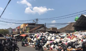 Menumpuk dan Menutupi Ruas Jalan, Begini Kondisi TPS Cikutra...