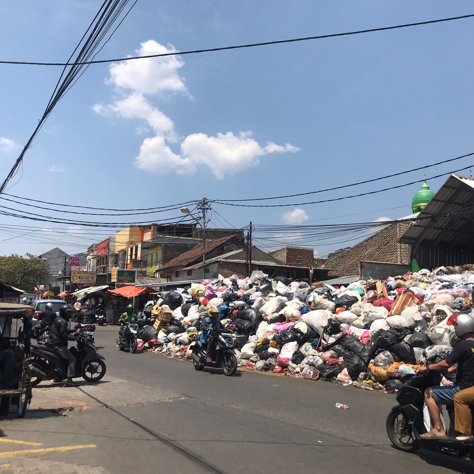 Menumpuk dan Menutupi Ruas Jalan, Begini Kondisi TPS Cikutra ...