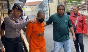 Tersangka 'IP' saat digiring anggota Polres Ciamis usai diringkus lantaran menjambret korban di wilayah Sukadana, Kabupaten Ciamis.
