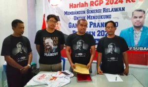 Penyerahan atribut Projo berupa kaos bergambar Prabowo Subianto di kantor Relawan Ganjar Pranowo, Jalan Bypass, Kedawung, Kabupaten Cirebon. Foto: Ayu Lestari / JE