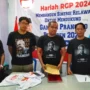 Penyerahan atribut Projo berupa kaos bergambar Prabowo Subianto di kantor Relawan Ganjar Pranowo, Jalan Bypass, Kedawung, Kabupaten Cirebon. Foto: Ayu Lestari / JE