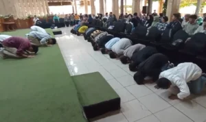 Dengar Hasil Putusan MK Soal Gugatan Batas Usia Capres-Cawapres, Ratusan Pemuda Milenial Indonesia Maju Sujud Syukur