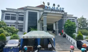 Kasi Dapen Samsat Cinere, Rina Parlina menyebut jumlah kendaraan wajib pajak masuk pantauan wilayah Samsat Cinere terdapat 387.350 unit, sementara penunggak pajak kendaraan mulai September ini mencapai 161.325 unit / Rubiakto Jabar Ekspres