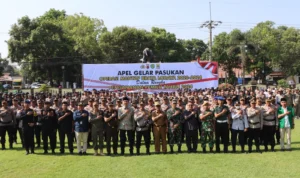 Caption : Foto bersama jajaran forkopimda dan kepolisian Polresta Cirebon di Mako Polresta Cirebon. (Foto: Ayu/Jabar Ekspres )