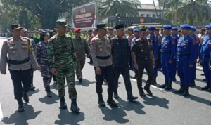 Dok. Forkopimda Jabar saat cek kesiapan personel gabungan saat apel gelar pasukan pengamanan pemilu 2024, di Depan Gedung Sate Bandung. Selasa, (17/10). Foto. Sandi Nugraha.