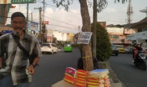 Abah Amad (84) saat berjualan tisu dan kanebo di Jalan R.E. Martadinata. Riki Jabar ekspres