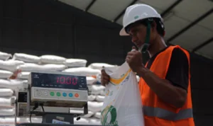 Pekerja menimbang beras bantuan pangan di Gudang Bulog, Gedebage, Kota Bandung. (Pandu Muslim/Jabar Ekspres)
