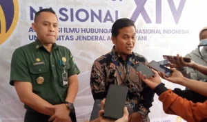 Doc. Ketua Asosiasi Ilmu Hubungan Internasional Indonesia (Kanan). (Firman)