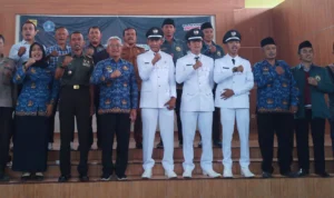 Forkopimcam Rancaekek, Kabupaten Bandung tengah foto bersama 3 Kades terpilih usai pelaksanaan serah terima jabatan di Kantor Kelurahan Rancaekek Kencana. (Yanuar/Jabar Ekspres)