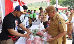 Kenaikan Harga Cabai, Bawang hingga Beras Jadi Penyumbang Inflasi di Bandung Barat Pj Bupati Bandung Barat, Arsan Latif saat memantau pasar murah di Kecamatan Saguling. Selasa (17/19) Foto Jabarekspres