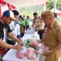 Pj Bupati Bandung Barat, Arsan Latif saat memantau pasar murah di Kecamatan Saguling. Selasa (17/19) Foto Jabarekspres