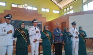 Sinegritas Jadi Kunci Pengembangan, Camat Rancaekek Minta Kades Baru Jangan Sombong! Camat Rancaekek, Diar Hadi Gusdinar saat foto bersama dengan tiga Kades terpilih di pelaksanaan Sertijab. (Yanuar/Jabar Ekspres)