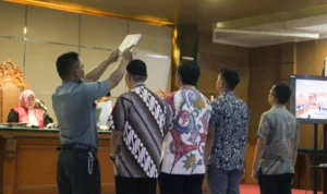 Dok. 4 orang saksi dalam sidang lanjutan kasus suap proyek CCTV dan Jaringan ISP saat disumpah sebelum Me berikan keterangannya. Foto. Pandu Muslim Jabar Ekspres.