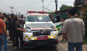 Ditinggal Isi E-toll, Mobil Ambulance di Bogor Rusak Dikendarai ODGJ Ditinggal Isi E-toll, Mobil Ambulance di Bogor Rusak Dikendarai ODGJ