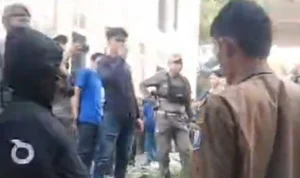 Satu-satunya Warga yang Tersisa di Tamansari, Massa Baju Biru Gusur Paksa Rumah Eva