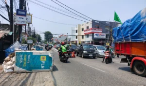 Memakan badan jalan, galian milik PLN sebabkan kemacetan di Jalan Cinere Raya.