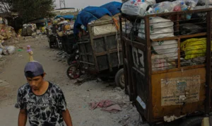 1.600 Ton Sampah Masih Tertahan di Bandung, Ema: Mayoritas dari Pasar Belasan motor pengangkut sampah mengantre di TPS Pasar Induk Gedebage. Meski setiap hari ada penarikan, truk yang datang hanya dapat memuat sampah dari 3 motor. (Pandu Muslim/Jabar Ekspres)