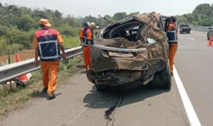 NGANTUK! Satu Mobil Mewah Ringsek di Tol Bocimi Petugas saat evakuasi mobil Pajero di Tol Bocimi.