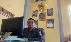 Tertibkan APS Jelang Pemilu 2024, Bawaslu Banjar Beri Surat Ederan ke Parpol Ketua Bawaslu Kota Banjar Rudi Ilham Ginanjar di ruang kerjanya. (Cecep Herdi/Jabar Ekpres)