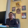 Ketua Bawaslu Kota Banjar Rudi Ilham Ginanjar di ruang kerjanya. (Cecep Herdi/Jabar Ekpres)