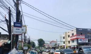 Dianggap Mengganggu, 2.200 Meter Kabel Udara di Depok Diturunkan